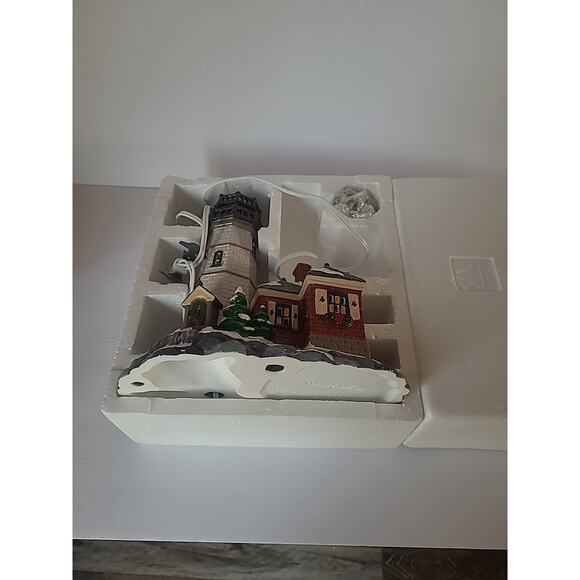 Dept 56 "CHRISTMAS COVE LIGHTHOUSE" #5483-6 1995 retired 2001 - Picture 10 of 13